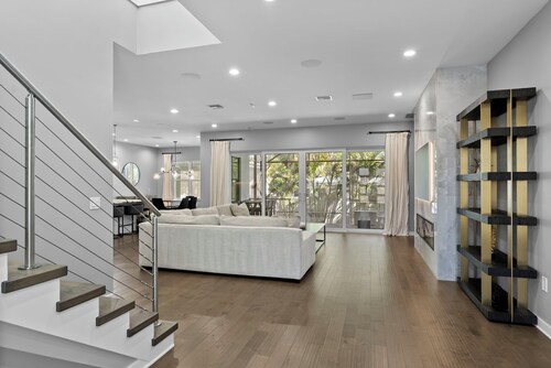 Modern 5 bedroom Pool House in South Tampa with Custom Heated Pool and Spa