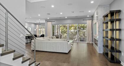 Modern 5 bedroom Pool House in South Tampa with Custom Heated Pool and Spa