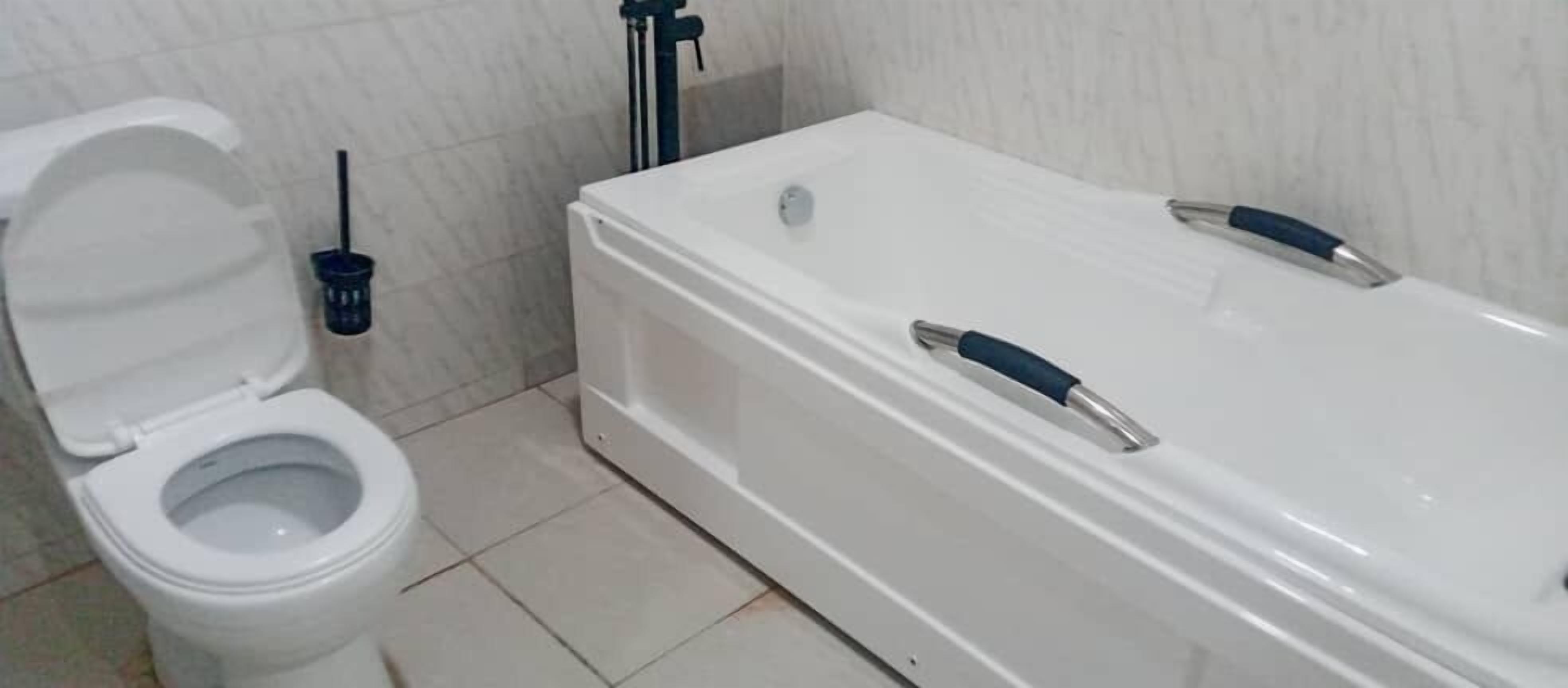 Casa de banho com sanita, bidé e banheira.
