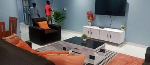 Departamento, 3 habitaciones, aire acondicionado, planta baja | Área de sala de estar