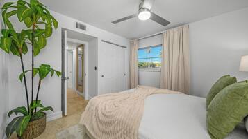 Een strijkplank/strijkijzer, wifi, beddengoed