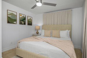 Een strijkplank/strijkijzer, wifi, beddengoed