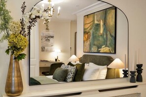 Tabla de planchar con plancha, internet y ropa de cama 