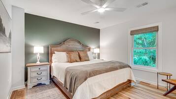 Een strijkplank/strijkijzer, reisbedje, gratis wifi, beddengoed