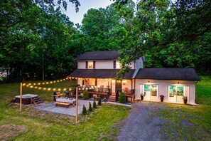 Terrace/patio - Peaceful Riverfront Gem + SNP Mountain Magic w/ Hot Tub & 6-8 Person Sauna (Shenandoah)