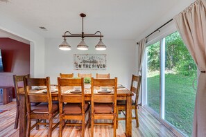 Dining - Peaceful Riverfront Gem + SNP Mountain Magic w/ Hot Tub & 6-8 Person Sauna (Shenandoah)