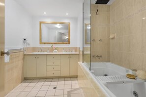 Dusche, Haartrockner, Shampoo