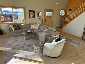 Älytelevisio, videopelejä, pöytätennispöytä, kirjoja