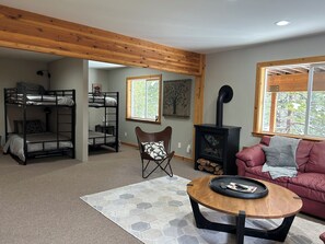 The bunk room downstairs has a cozy couch and sleeps four. - The New Minglewood - a Beautiful 4-bedroom house with Hot Tub (Norden)