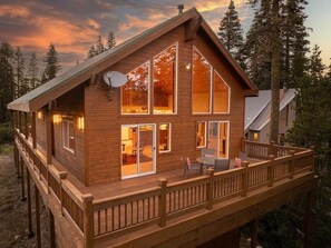A wooden cabin with a deck, large windows, and a satellite dish. - The New Minglewood - a Beautiful 4-bedroom house with Hot Tub (Norden)