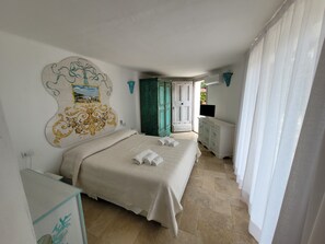 Een strijkplank/strijkijzer, wifi, beddengoed