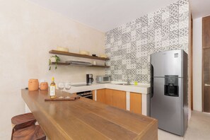 Refrigerador con freezer, microondas, placa de cocina, cafetera expreso