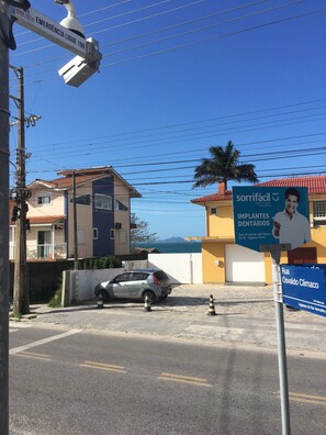 Parking - Home in Maré, 30 meters from the beach - Pet friendly, large and private garage! South English (Florianópolis)