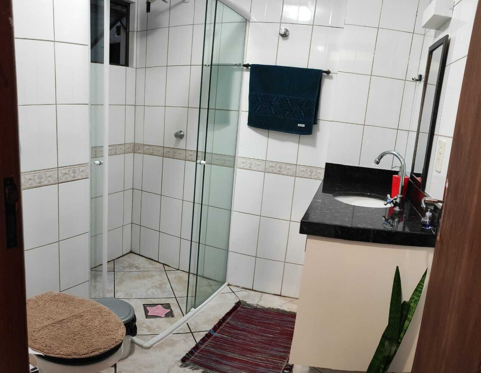 Sèche-cheveux, bidet, serviettes fournies