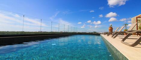 Utendørsbasseng og solsenger