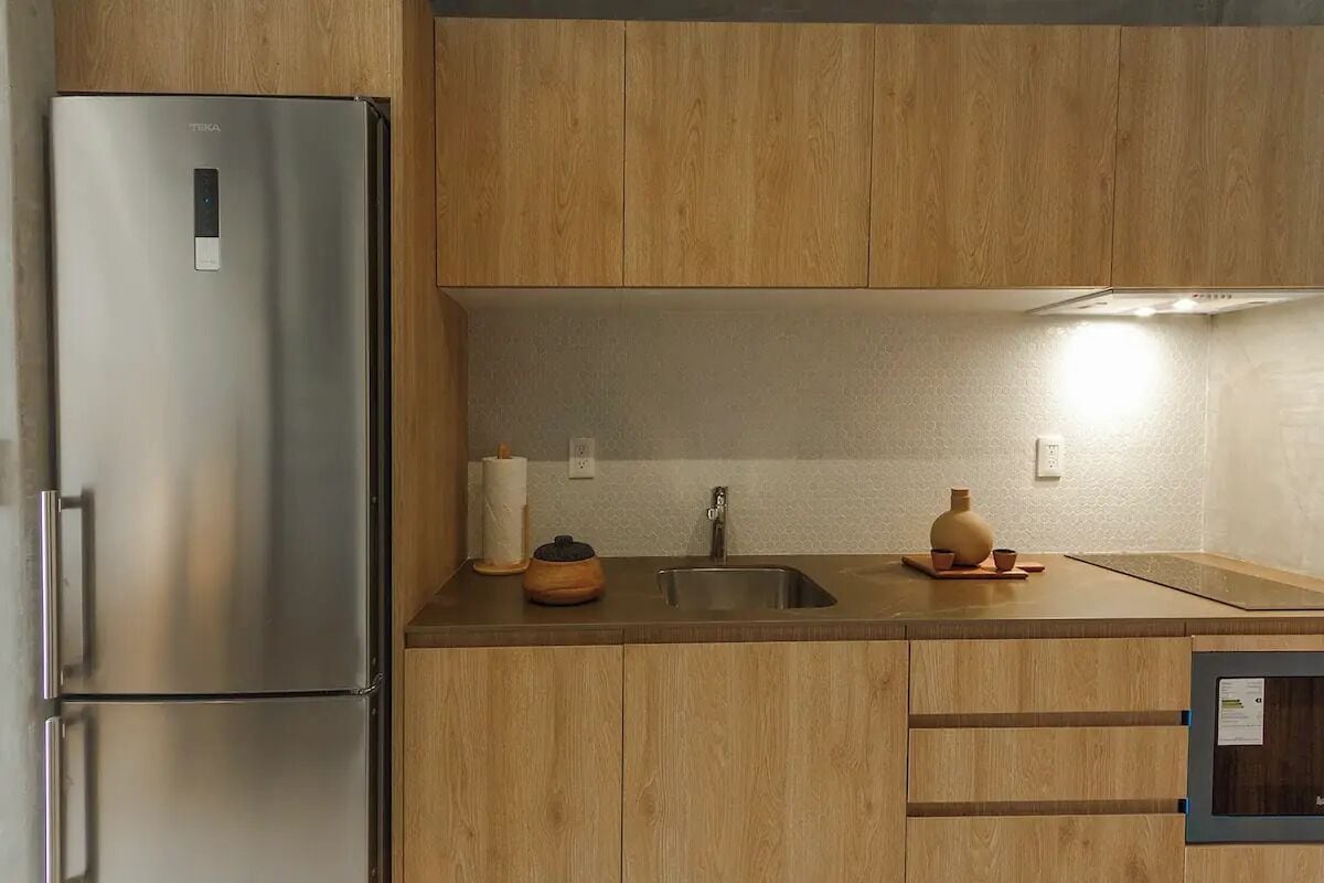 Estudio Elite | Cocina privada | Refrigerador con congelador, microondas y parrilla de estufa 