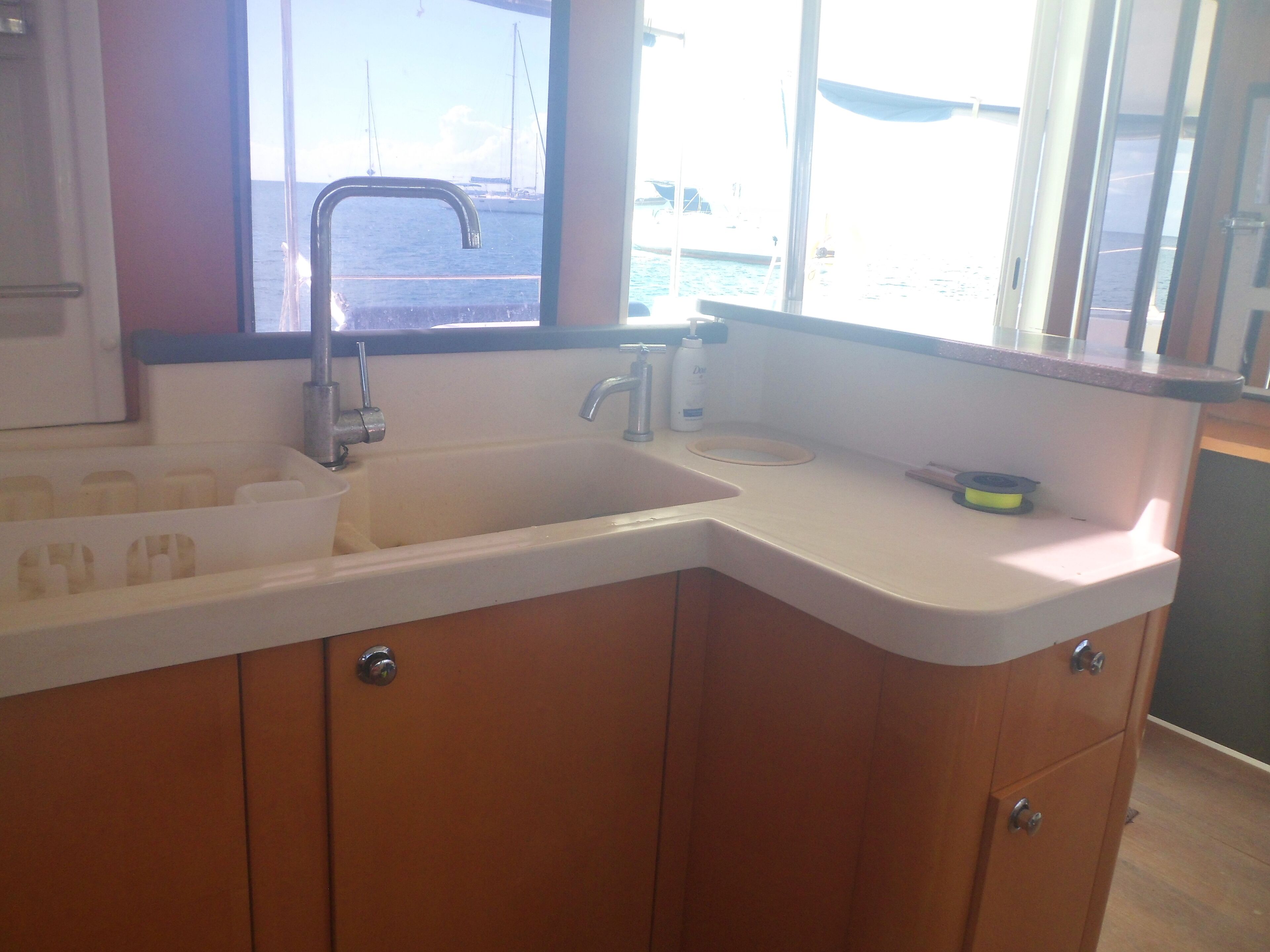 シャワー、タオル、トイレットペーパー