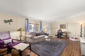 Fernseher, DVD-Player, Arbeitsbereiche