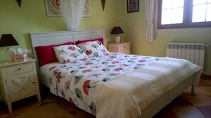 مكواة/لوح كي وخدمة الإنترنت وملاءات أسرّة