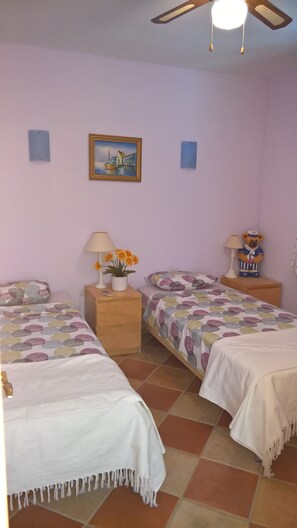 Fer et planche à repasser, accès Internet, draps fournis