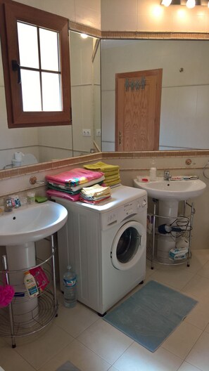 Sèche-cheveux, bidet, serviettes fournies, savon