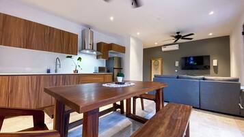 Cafetera/tetera, mesa de comedor