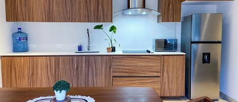 Design-Apartment, 2 Schlafzimmer, Balkon, Gartenblick | Eigene Küche | Wasserkocher mit Kaffee-/Teezubehör, Esstisch