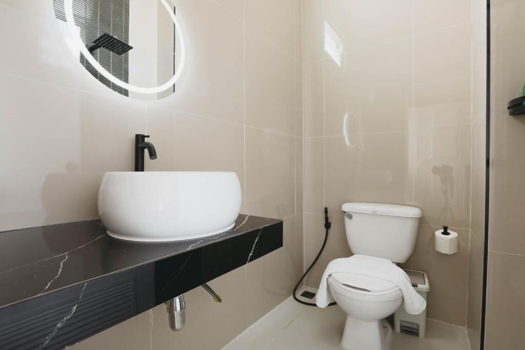 Towels, soap, shampoo, toilet paper