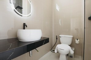 Toalhas de banho, sabonete, shampoo, papel higiênico