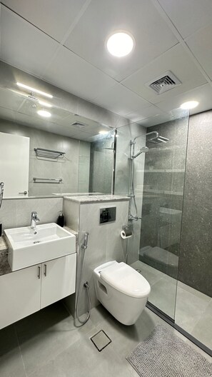 Dusche, Haartrockner, Handtücher, Seife