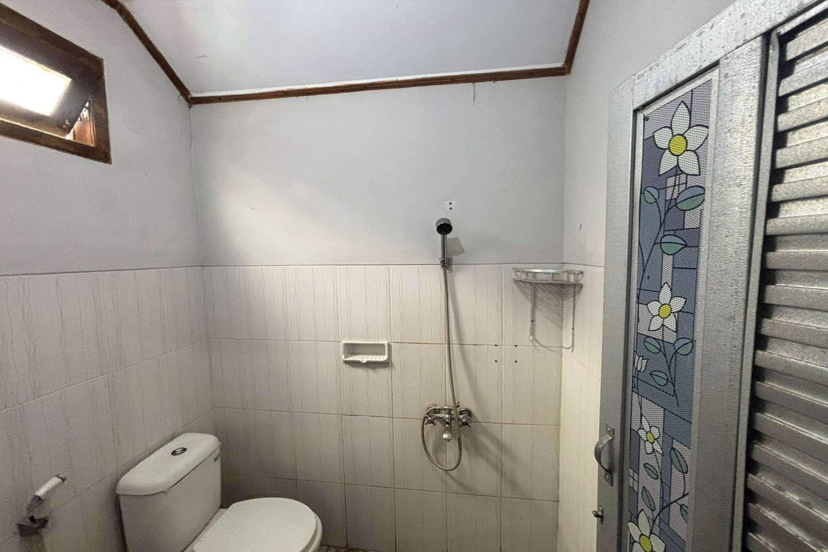 Standaard tweepersoonskamer | Badkamer | Een douche