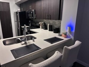 Private kitchen - Prime DTLA Stay - Steps to Crypto Arena & Convention Center (Los Angeles)