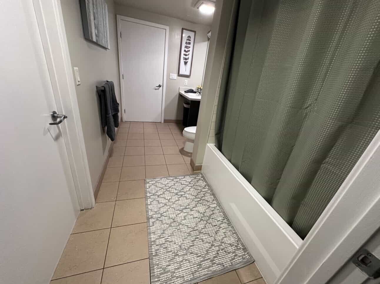 Un baño con ducha, inodoro y lavamanos.