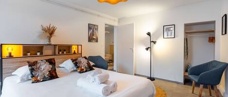 Iron/ironing board, free WiFi, bed sheets