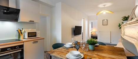 Fridge, microwave, oven, coffee/tea maker