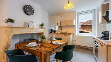 Coffee/tea maker, fridge, microwave, oven