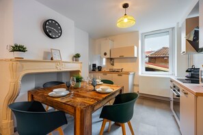 Kühlschrank, Mikrowelle, Ofen, Wasserkocher mit Kaffee-/Teezubehör