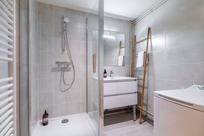 Kostenlose Toilettenartikel, Haartrockner, Handtücher