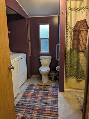 Hair dryer, towels, toilet paper - Cozy 2-bedroom lakeside home! (Malta)