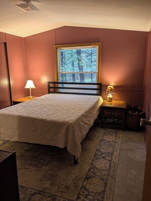 Iron/ironing board, WiFi, bed sheets - Cozy 2-bedroom lakeside home! (Malta)