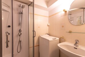 Sèche-cheveux, serviettes fournies