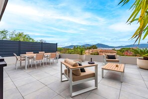 A patio with outdoor furniture, including a sofa and a table, and a view of the landscape. - A Terrazzo di Calypso - Grande Terrasse (Grosseto-Prugna)