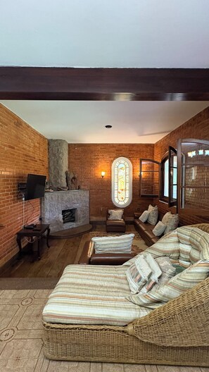 Smart TV, fireplace - Country house with Wi-Fi in Piracaia - Leisure and relaxation amidst nature. (Batatuba)