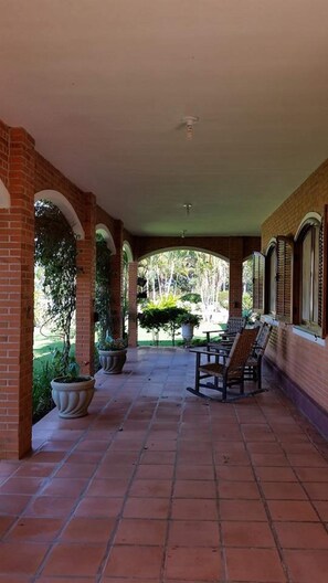 Terrace/patio - Country house with Wi-Fi in Piracaia - Leisure and relaxation amidst nature. (Batatuba)