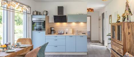 Kjøleskap, ovn, kokeplater og oppvaskmaskin