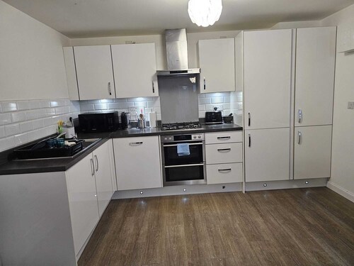 Stylish 2 Bed Flat Near Airpot with free parking