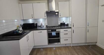 Stylish 2 Bed Flat Near Airpot with free parking