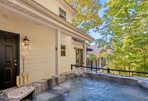 Outdoor spa tub - Sunset Ridge-Gorgeous! Breathtaking Views! Hot Tub (Waynesville)