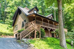 Exterior - Lionheart Cabin-Majestic Mountain Escape,Game Room (Maggie Valley)