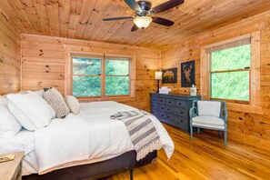 Desk, WiFi, bed sheets - Lionheart Cabin-Majestic Mountain Escape,Game Room (Maggie Valley)
